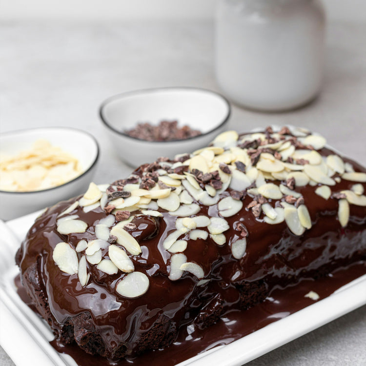 Bolo retangular de chocolate coberto com ganache e amêndoa laminada sem pele