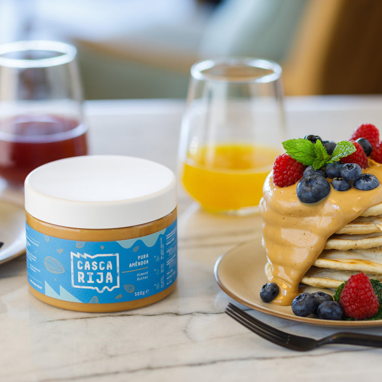 Casca Rija almond butter 500 g with pancakes, fruit and mint