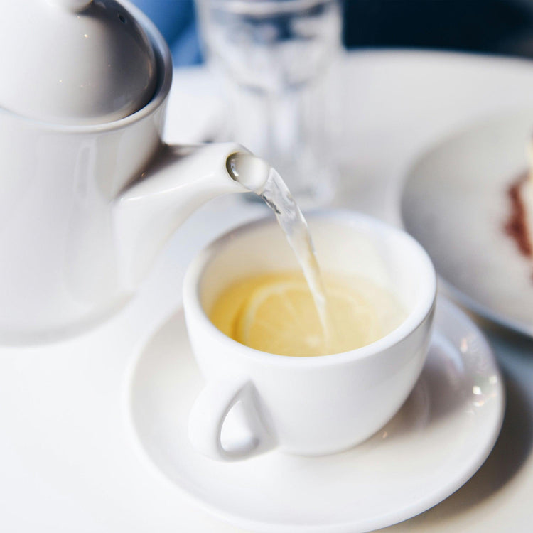 Infusão de chá branco numa chávena
