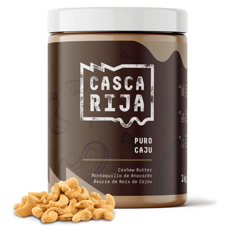 Frasco de manteiga de caju 1 kg com cajus sobre fundo branco