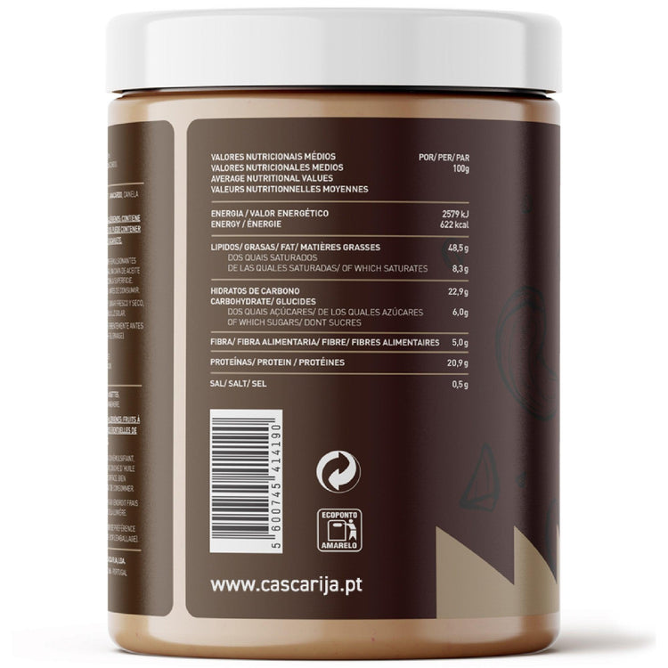 Verso do frasco de manteiga de caju 1 kg sobre fundo branco