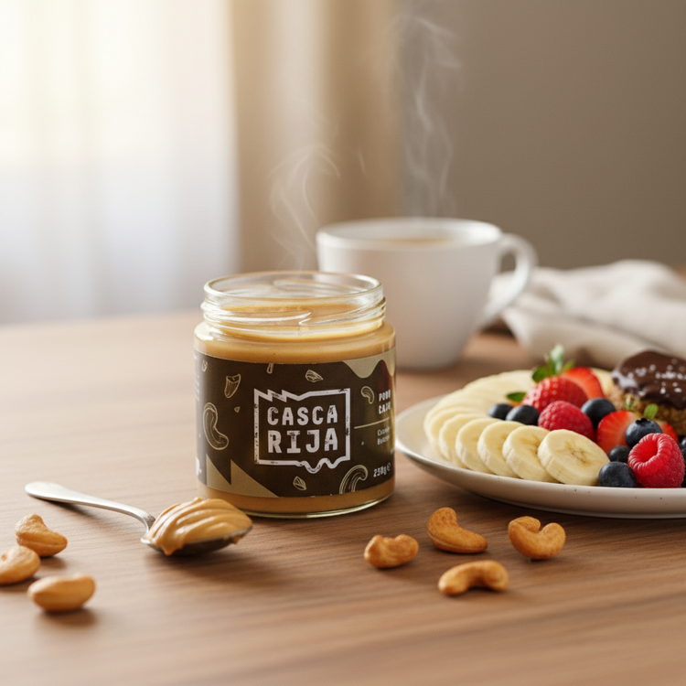 Manteiga de caju com banana, frutos vermelhos e chávena fumegante