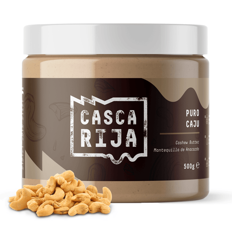 Frasco de manteiga de caju 500 g com cajus sobre fundo branco