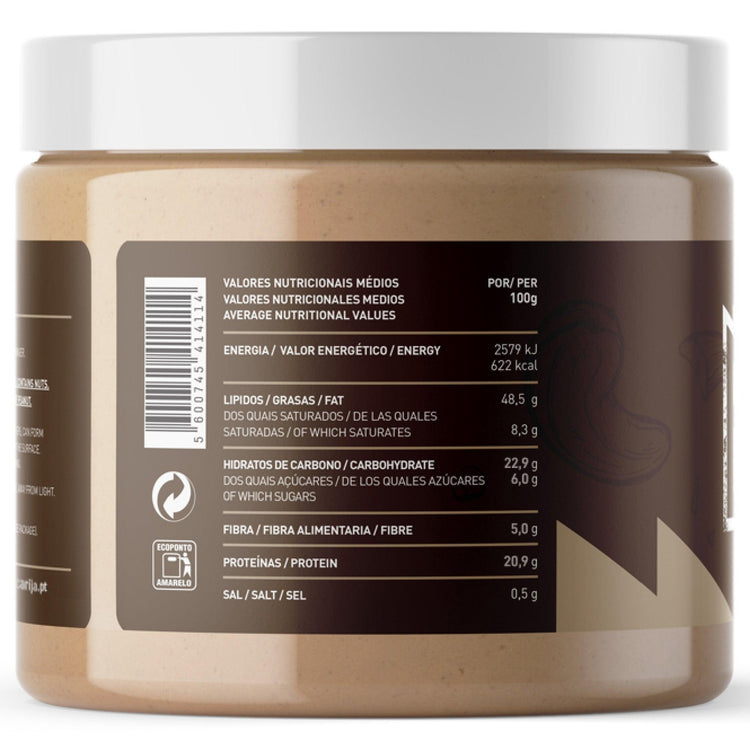 Verso do frasco de manteiga de caju 500 g sobre fundo branco