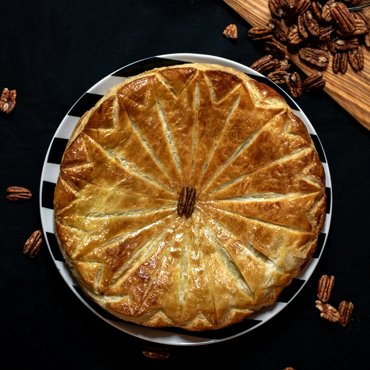 Tarte dourada decorada com noz-pecã