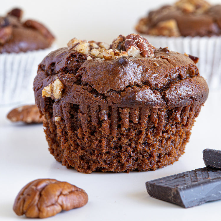 Queque de chocolate decorado com noz-pecã
