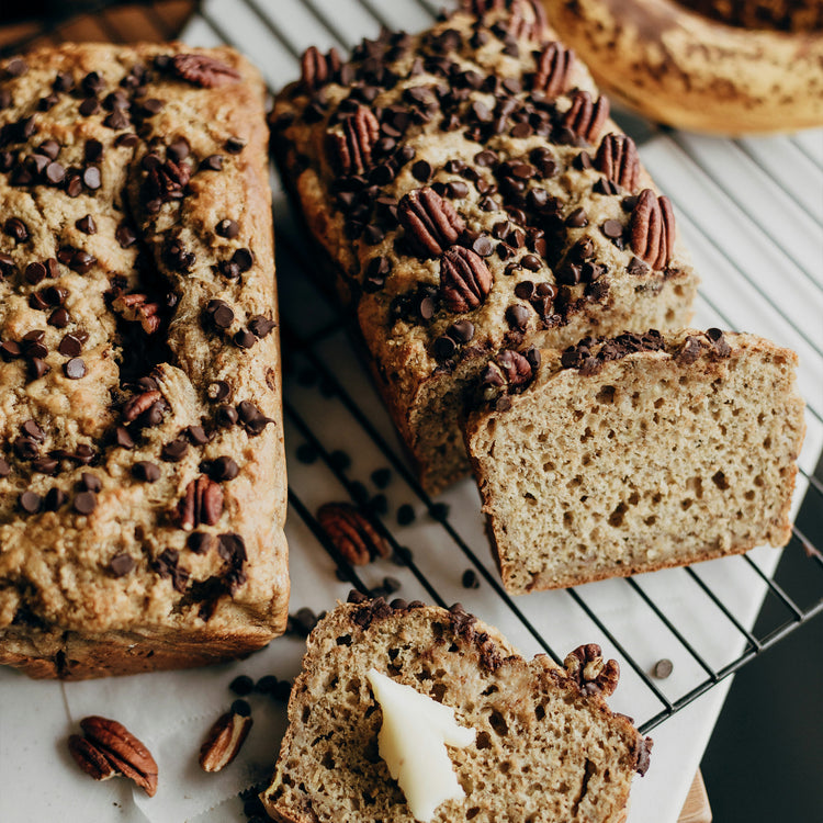 Pães doces com nozes-pecã, inteiros e fatiados