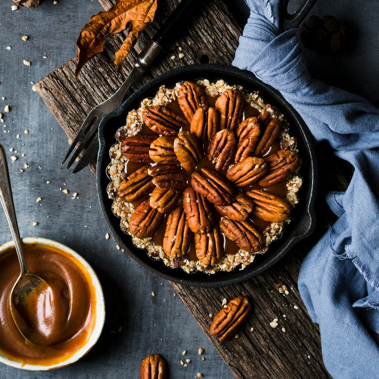 Tarte coberta com nozes-pecã vista de cima
