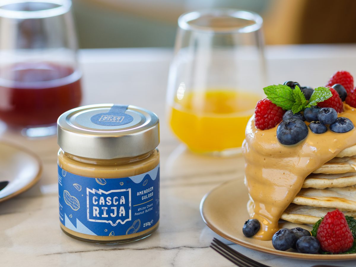 Manteiga de frutos secos Casca Rija com panquecas e fruta